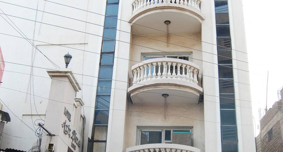 Hotel Aziz Plaza & Lodge, Solapur 1